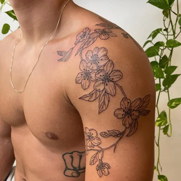 Idea di tatuaggio patchwork floreale fine-line per uomo su spalla